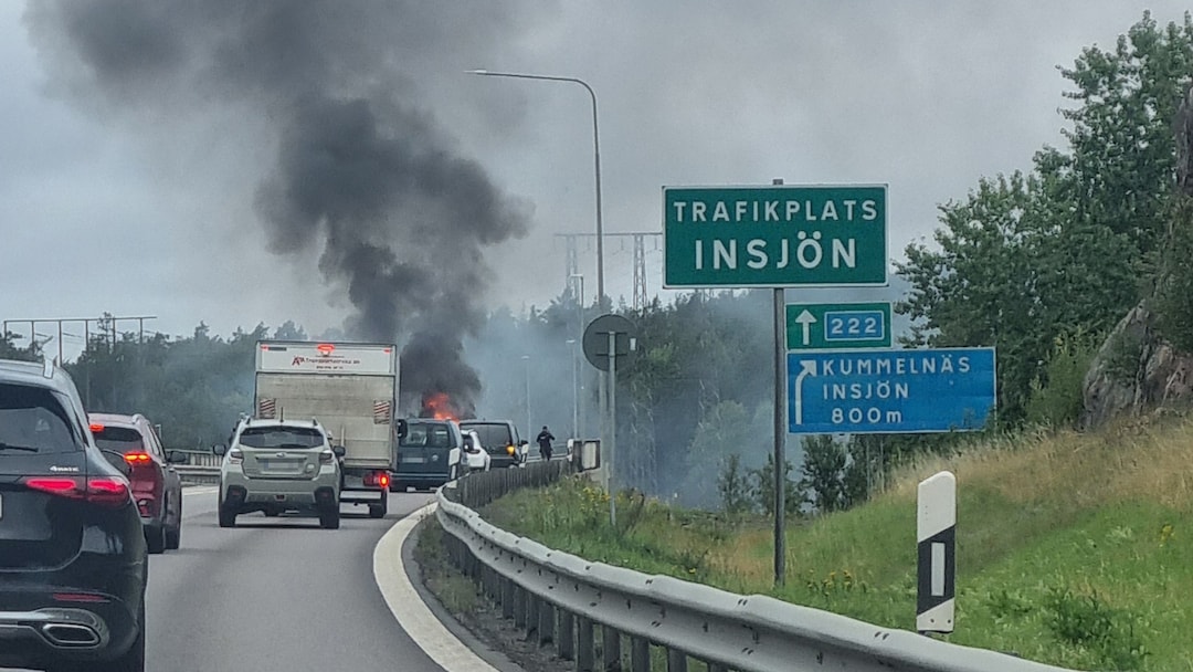 Buss och bil i krock på Värmdö – brinner kraftigt på väg 222