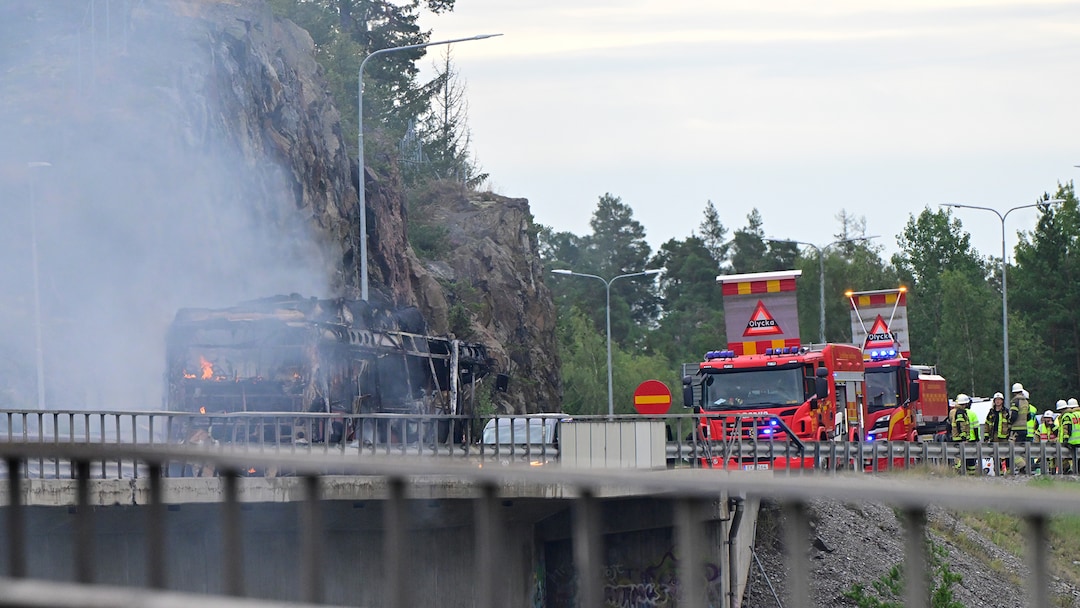 Buss och bil i krock på Värmdö – brinner kraftigt på väg 222