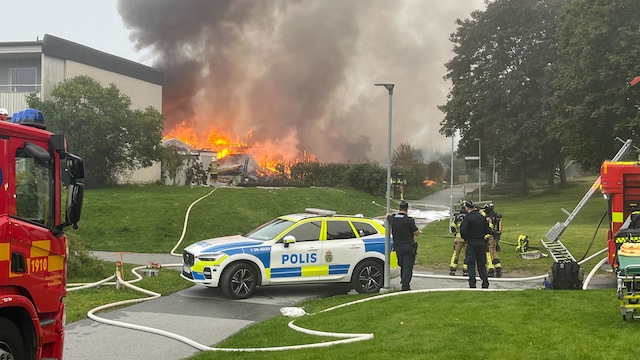 Radhuslänga i lågor – stor insats