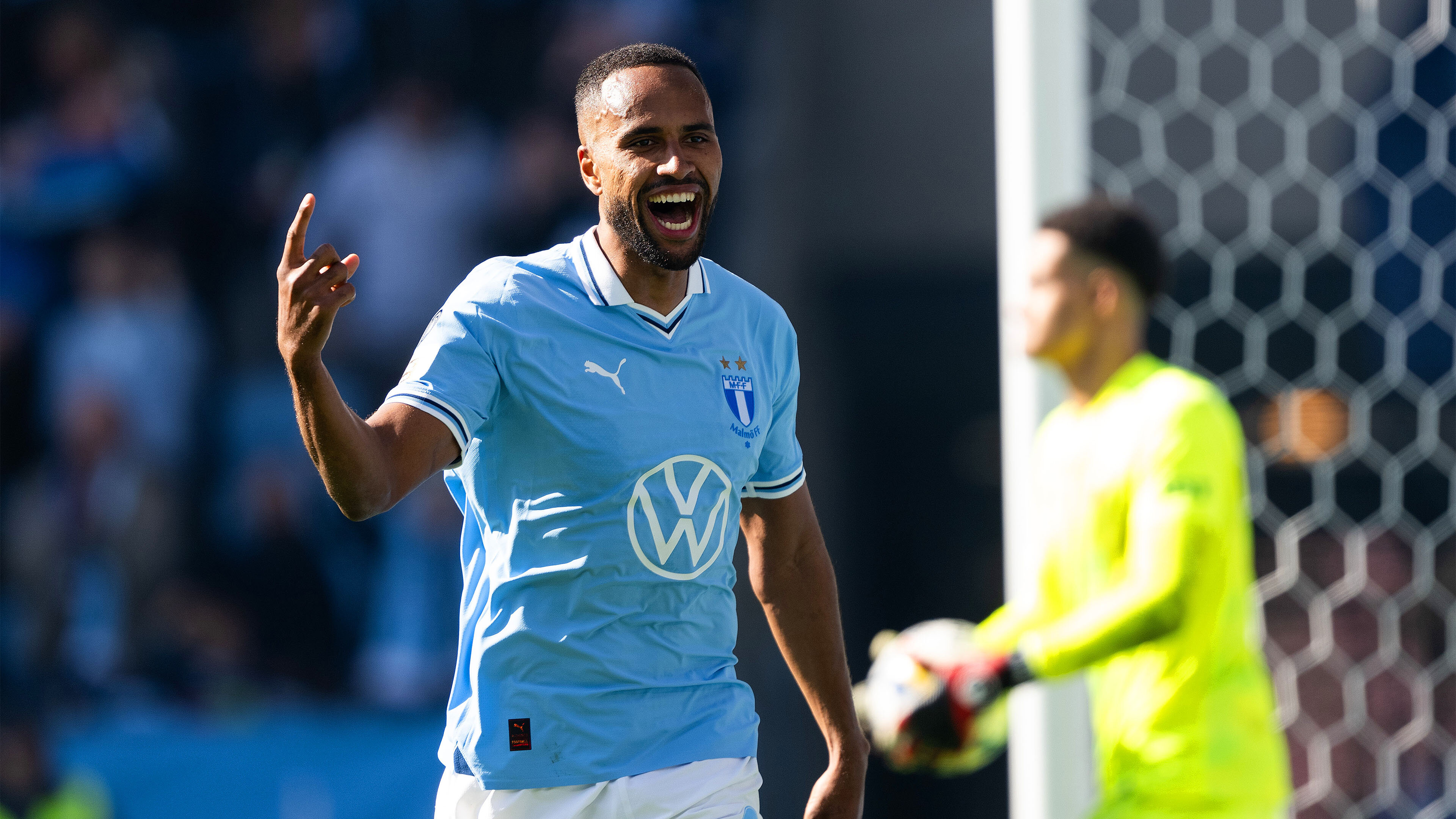 Uppgifter Collins Sichenje på väg bort från AIK